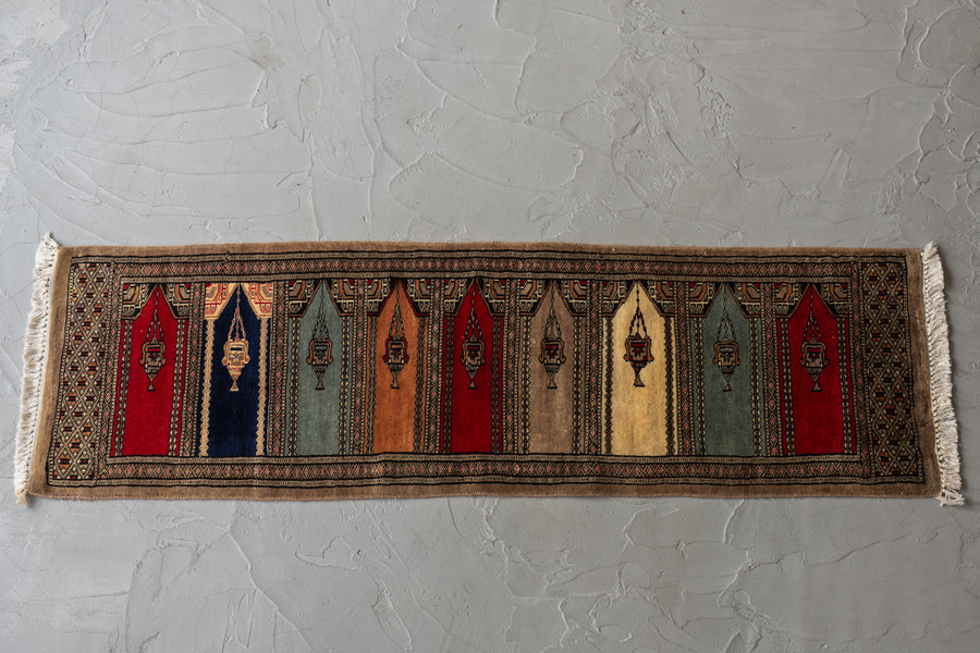 パキスタン産　1980年代　ヴィンテージラグ　パキスタンラグ　ミフラーブデザイン　香炉柄　廊下　観葉植物　多肉植物　玄関マット　玄関　キッチンマット　ベッドサイド　家具　手織り　絨毯　カーペット　ヴィンテージラグ専門店　amaleh　通販