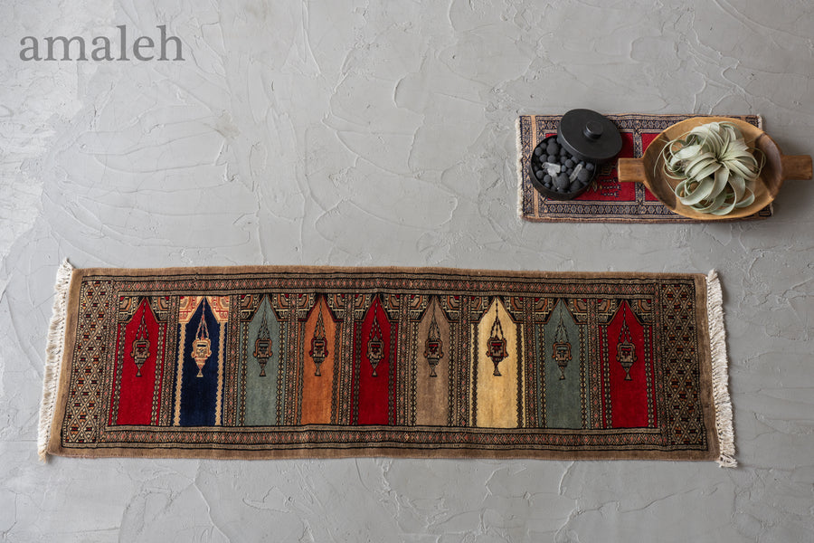 パキスタン産　1980年代　ヴィンテージラグ　パキスタンラグ　ミフラーブデザイン　香炉柄　廊下　観葉植物　多肉植物　玄関マット　玄関　キッチンマット　ベッドサイド　家具　手織り　絨毯　カーペット　ヴィンテージラグ専門店　amaleh　通販