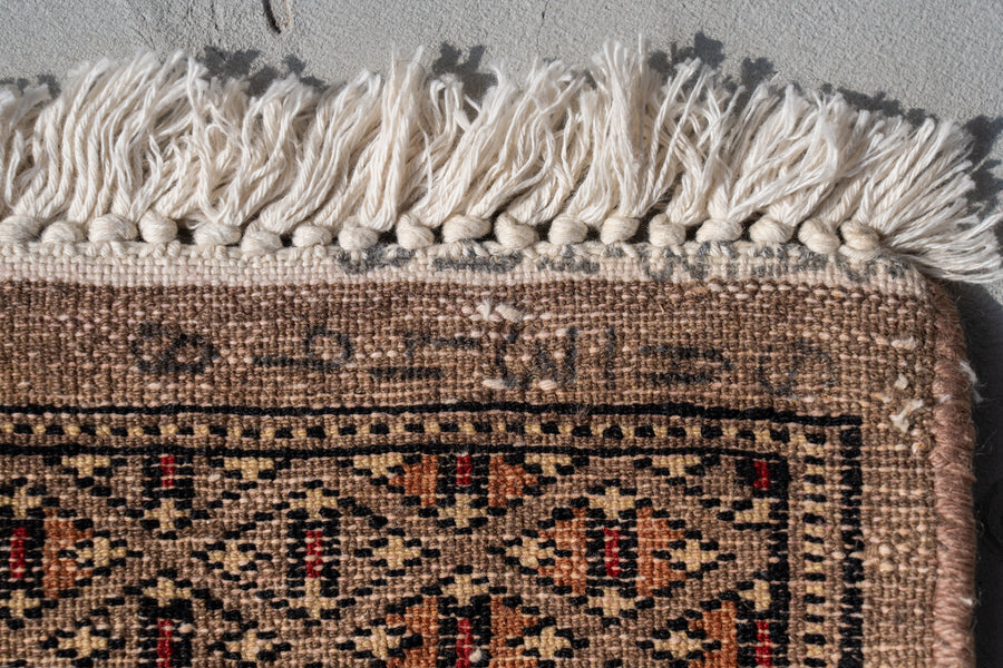 パキスタン産　1980年代　ヴィンテージラグ　パキスタンラグ　ミフラーブデザイン　香炉柄　廊下　観葉植物　多肉植物　玄関マット　玄関　キッチンマット　ベッドサイド　家具　手織り　絨毯　カーペット　ヴィンテージラグ専門店　amaleh　通販