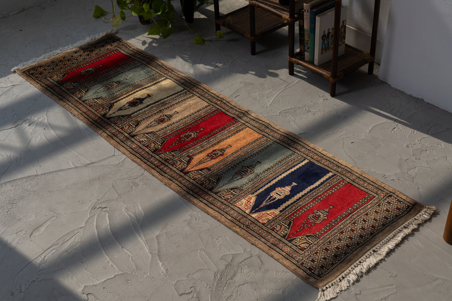 パキスタン産　1980年代　ヴィンテージラグ　パキスタンラグ　ミフラーブデザイン　香炉柄　廊下　観葉植物　多肉植物　玄関マット　玄関　キッチンマット　ベッドサイド　家具　手織り　絨毯　カーペット　ヴィンテージラグ専門店　amaleh　通販