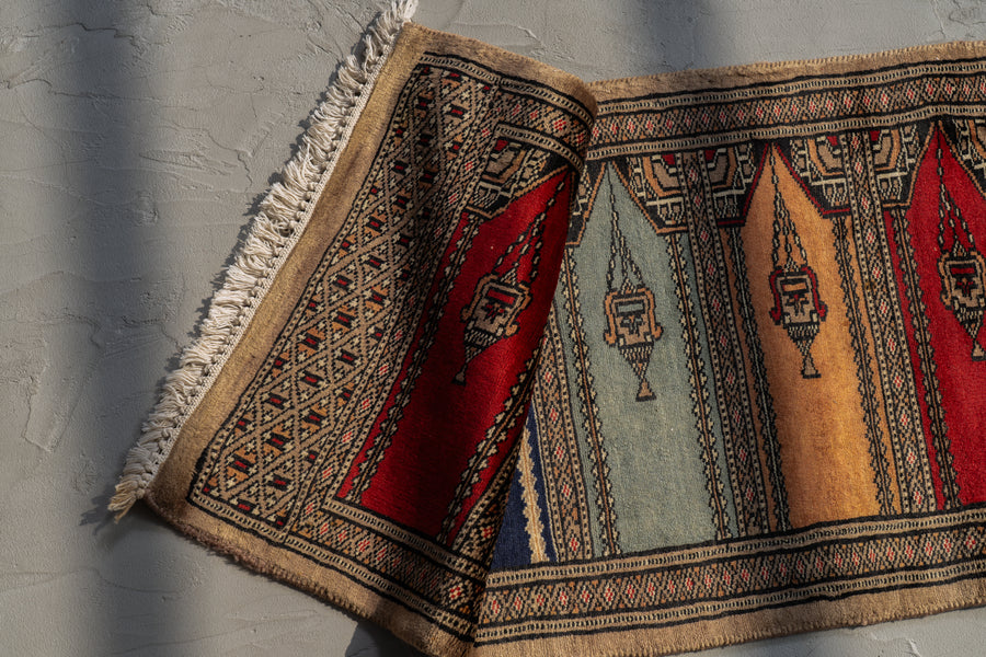 パキスタン産　1980年代　ヴィンテージラグ　パキスタンラグ　ミフラーブデザイン　香炉柄　廊下　観葉植物　多肉植物　玄関マット　玄関　キッチンマット　ベッドサイド　家具　手織り　絨毯　カーペット　ヴィンテージラグ専門店　amaleh　通販