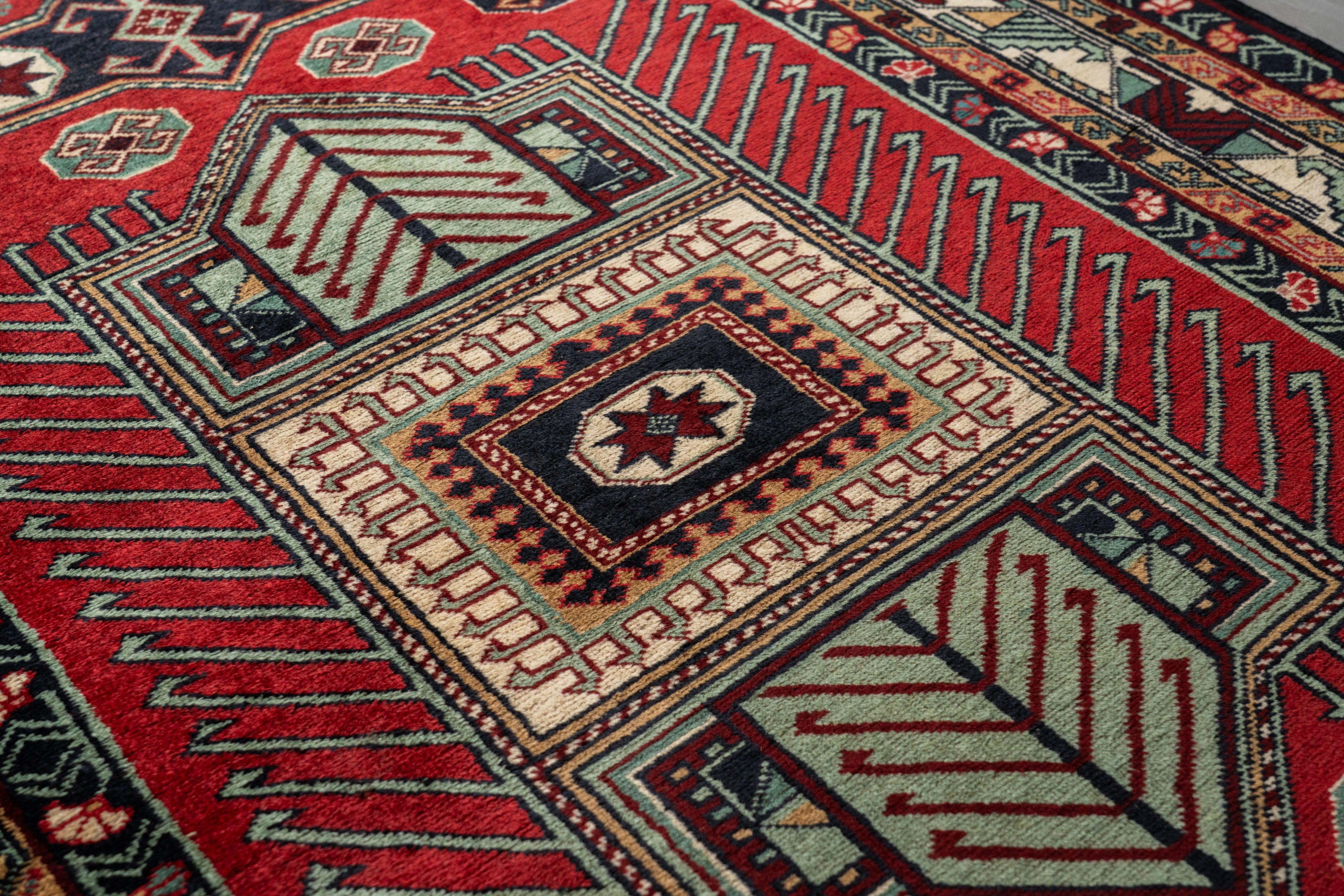 アゼルバイジャン産 1980年代 ヴィンテージラグ】手織り絨毯