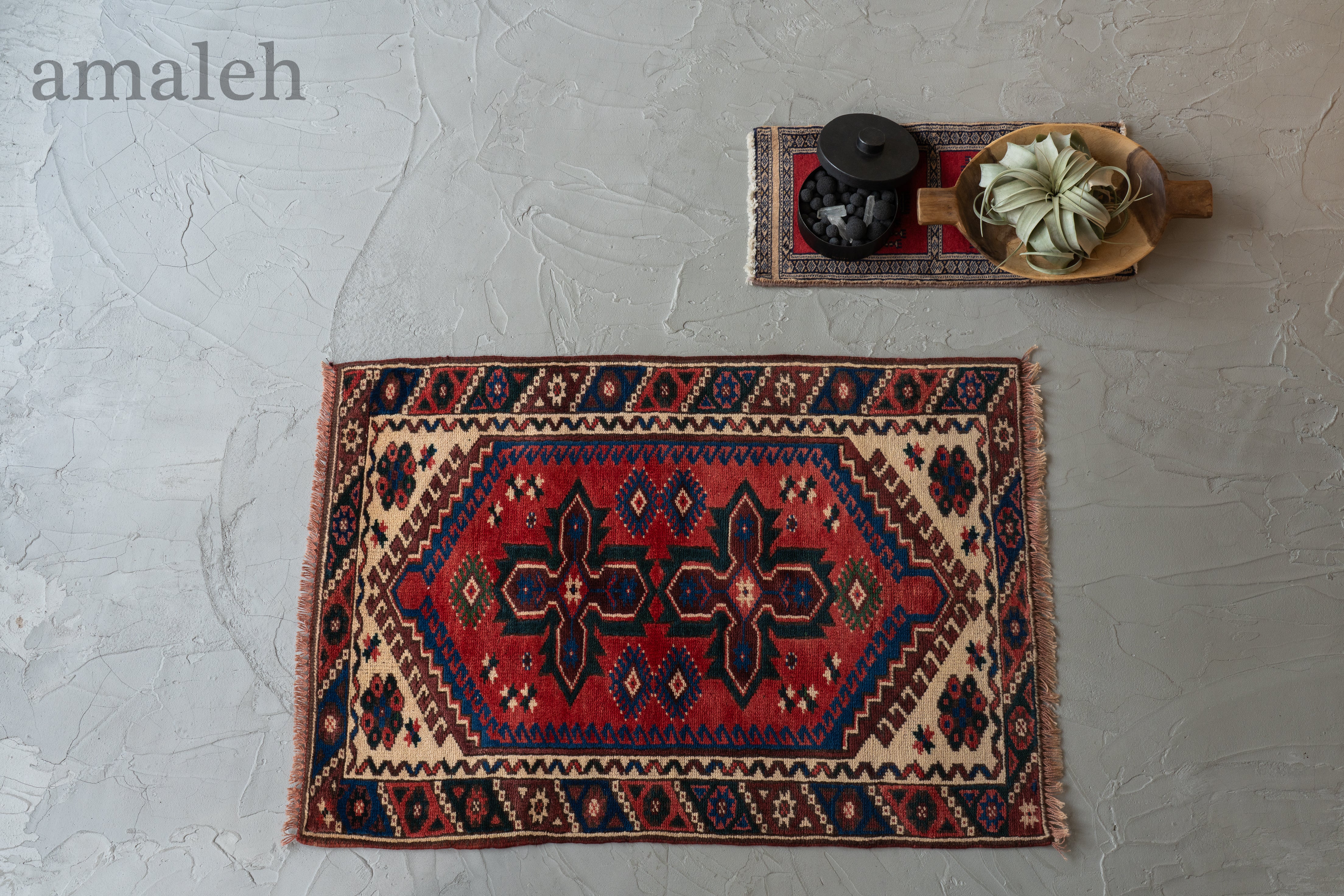 SMALL SIZEのヴィンテージラグ・トライバルラグ・手織りの絨毯