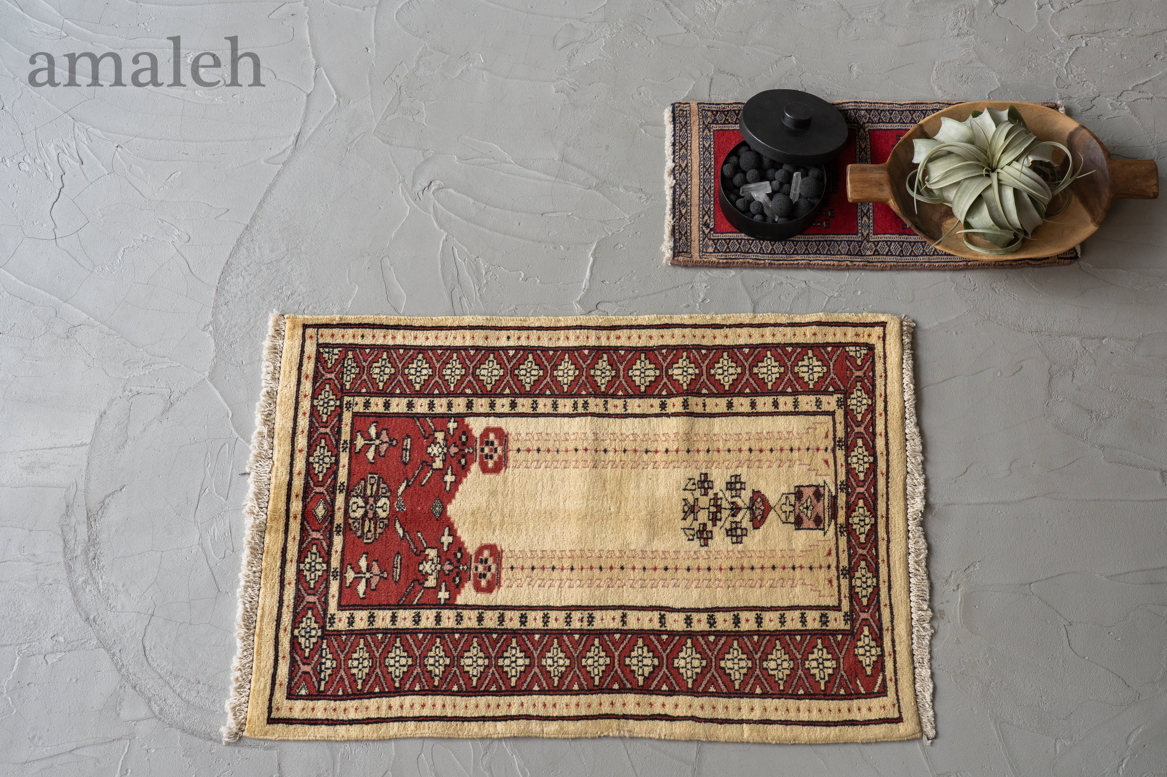 SMALL SIZEのヴィンテージラグ・トライバルラグ・手織りの絨毯