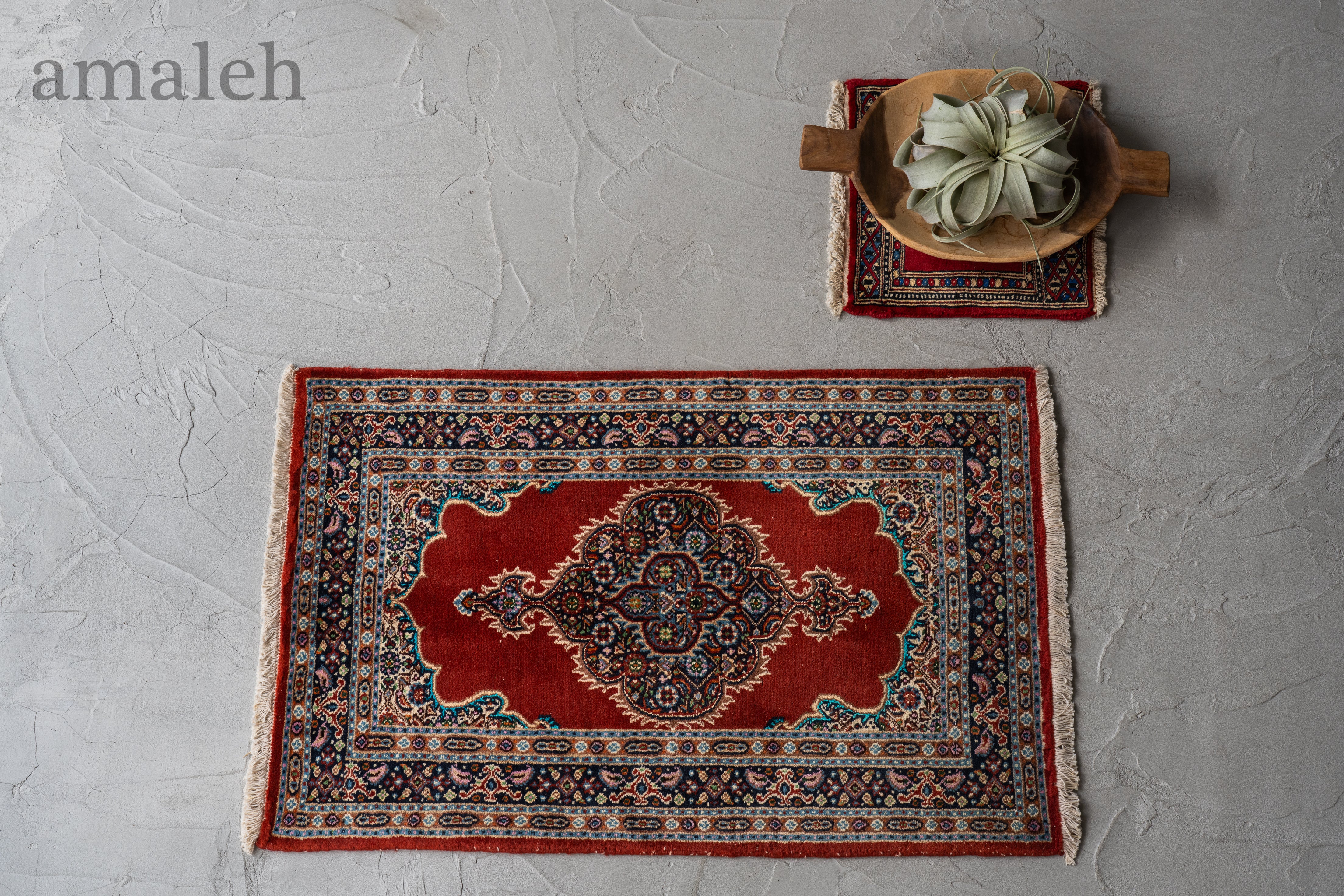 SMALL SIZEのヴィンテージラグ・トライバルラグ・手織りの絨毯