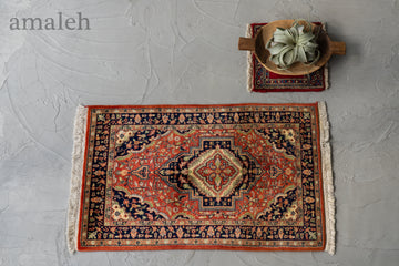 SMALL SIZEのヴィンテージラグ・トライバルラグ・手織りの絨毯