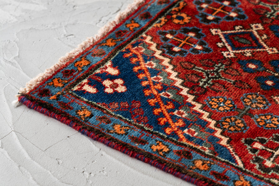 イラン産　1980年代　ヴィンテージラグ　ヴィンテージペルシャ絨毯　ペルシャ絨毯　花柄　植物　赤い絨毯　赤　玄関マット　玄関　キッチンマット　ベッドサイド　家具　手織り　絨毯　カーペット　ヴィンテージラグ専門店　amaleh　通販