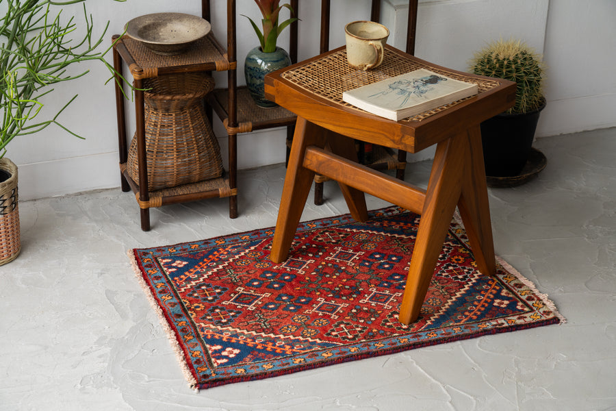 イラン産　1980年代　ヴィンテージラグ　ヴィンテージペルシャ絨毯　ペルシャ絨毯　花柄　植物　赤い絨毯　赤　玄関マット　玄関　キッチンマット　ベッドサイド　家具　手織り　絨毯　カーペット　ヴィンテージラグ専門店　amaleh　通販