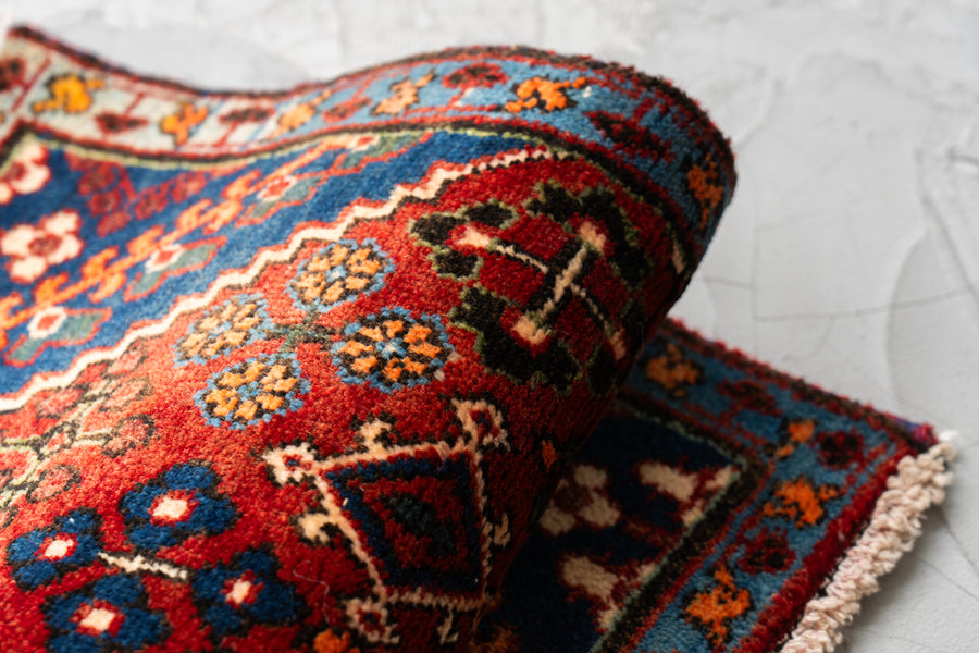 イラン産　1980年代　ヴィンテージラグ　ヴィンテージペルシャ絨毯　ペルシャ絨毯　花柄　植物　赤い絨毯　赤　玄関マット　玄関　キッチンマット　ベッドサイド　家具　手織り　絨毯　カーペット　ヴィンテージラグ専門店　amaleh　通販