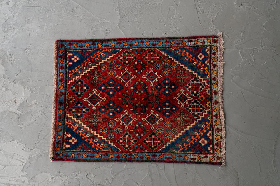 イラン産　1980年代　ヴィンテージラグ　ヴィンテージペルシャ絨毯　ペルシャ絨毯　花柄　植物　赤い絨毯　赤　玄関マット　玄関　キッチンマット　ベッドサイド　家具　手織り　絨毯　カーペット　ヴィンテージラグ専門店　amaleh　通販