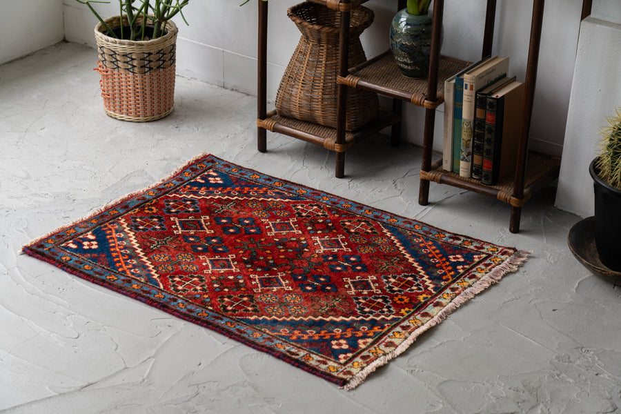 イラン産　1980年代　ヴィンテージラグ　ヴィンテージペルシャ絨毯　ペルシャ絨毯　花柄　植物　赤い絨毯　赤　玄関マット　玄関　キッチンマット　ベッドサイド　家具　手織り　絨毯　カーペット　ヴィンテージラグ専門店　amaleh　通販