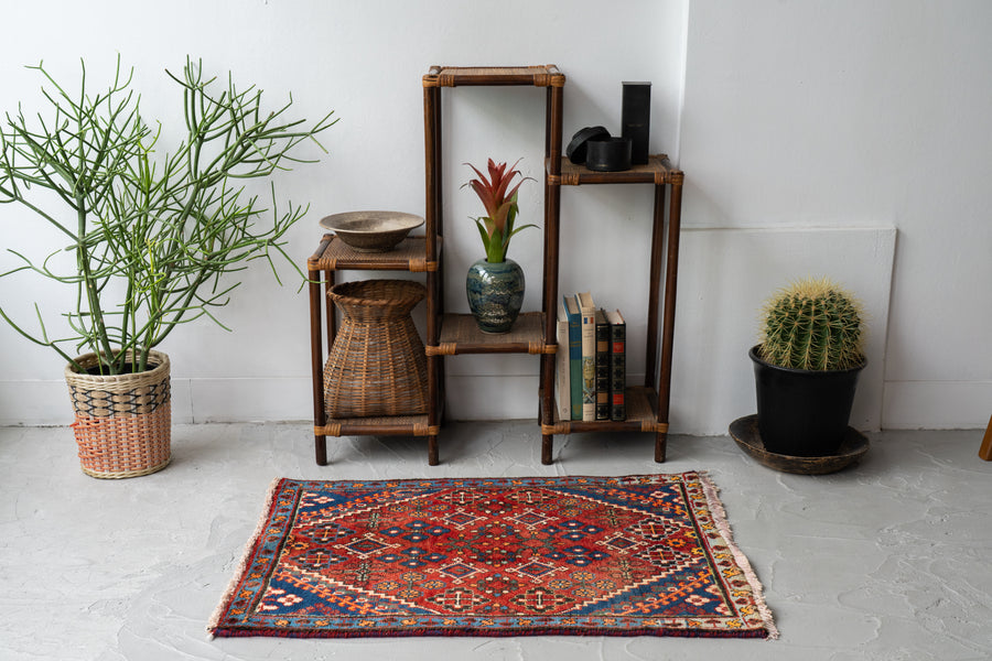 イラン産　1980年代　ヴィンテージラグ　ヴィンテージペルシャ絨毯　ペルシャ絨毯　花柄　植物　赤い絨毯　赤　玄関マット　玄関　キッチンマット　ベッドサイド　家具　手織り　絨毯　カーペット　ヴィンテージラグ専門店　amaleh　通販