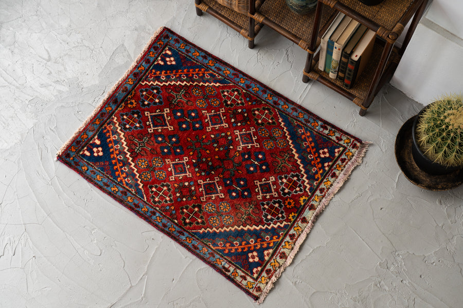 イラン産　1980年代　ヴィンテージラグ　ヴィンテージペルシャ絨毯　ペルシャ絨毯　花柄　植物　赤い絨毯　赤　玄関マット　玄関　キッチンマット　ベッドサイド　家具　手織り　絨毯　カーペット　ヴィンテージラグ専門店　amaleh　通販