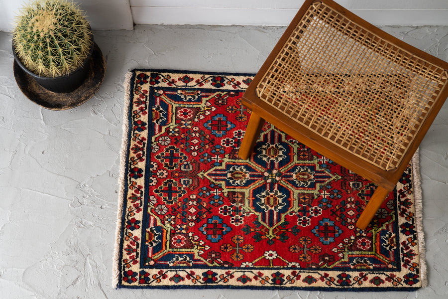 イラン産　1980年代　ヴィンテージラグ　ヴィンテージペルシャ絨毯　赤い絨毯　赤　玄関マット　玄関　キッチンマット　ベッドサイド　家具　手織り　絨毯　カーペット　ヴィンテージラグ専門店　amaleh　通販