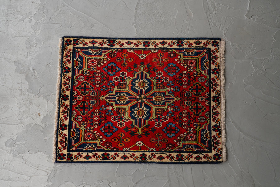 イラン産　1980年代　ヴィンテージラグ　ヴィンテージペルシャ絨毯　赤い絨毯　赤　玄関マット　玄関　キッチンマット　ベッドサイド　家具　手織り　絨毯　カーペット　ヴィンテージラグ専門店　amaleh　通販