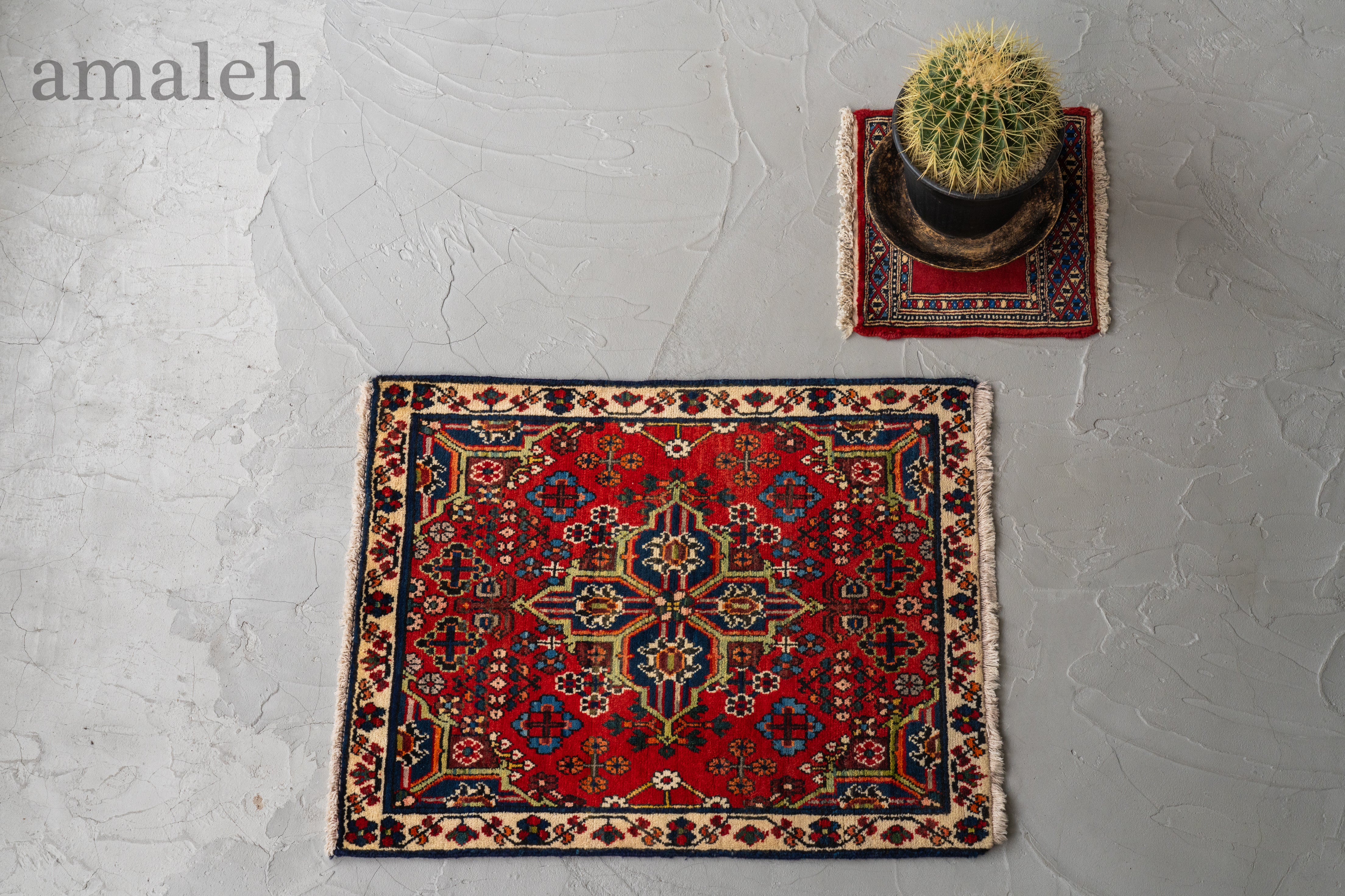 SMALL SIZEのヴィンテージラグ・トライバルラグ・手織りの絨毯