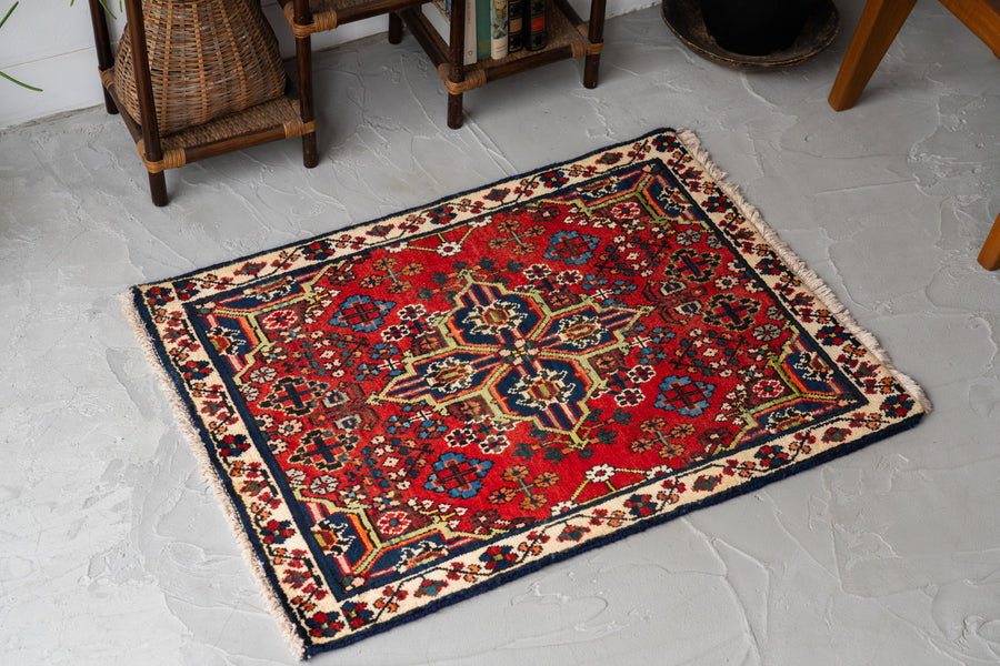 イラン産　1980年代　ヴィンテージラグ　ヴィンテージペルシャ絨毯　赤い絨毯　赤　玄関マット　玄関　キッチンマット　ベッドサイド　家具　手織り　絨毯　カーペット　ヴィンテージラグ専門店　amaleh　通販