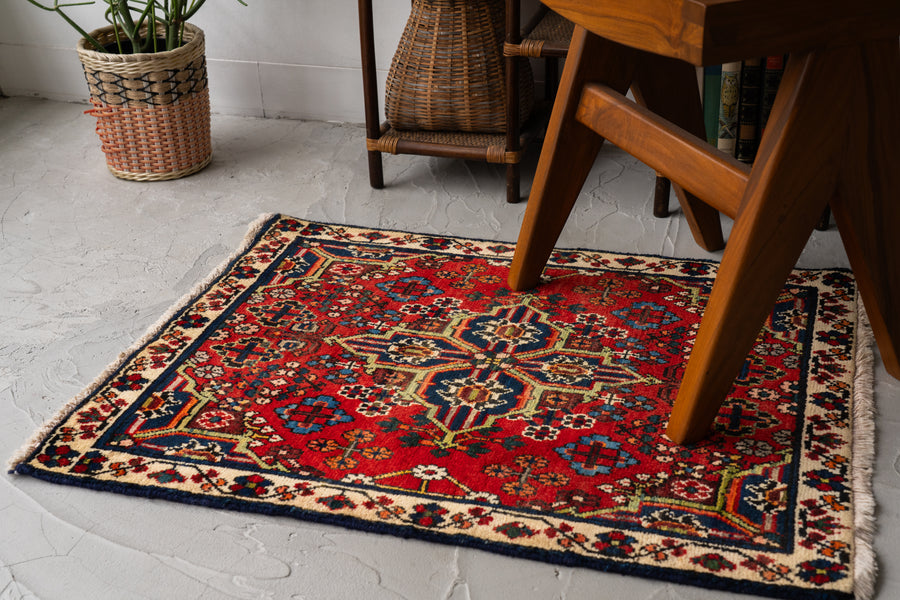 イラン産　1980年代　ヴィンテージラグ　ヴィンテージペルシャ絨毯　赤い絨毯　赤　玄関マット　玄関　キッチンマット　ベッドサイド　家具　手織り　絨毯　カーペット　ヴィンテージラグ専門店　amaleh　通販