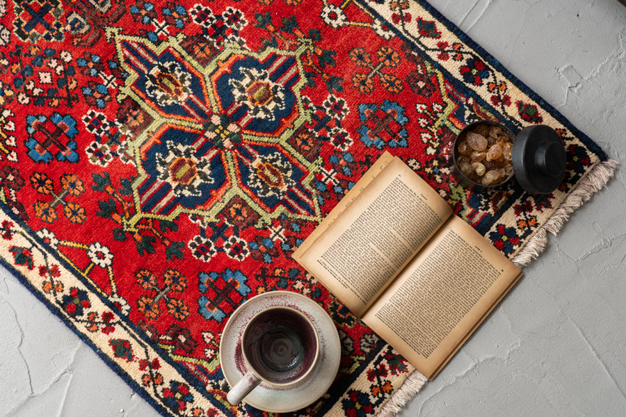 イラン産　1980年代　ヴィンテージラグ　ヴィンテージペルシャ絨毯　赤い絨毯　赤　玄関マット　玄関　キッチンマット　ベッドサイド　家具　手織り　絨毯　カーペット　ヴィンテージラグ専門店　amaleh　通販