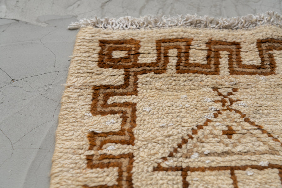 モロッコ産　1980年代　ヴィンテージラグ　モロッカンラグ　ホワイト　白　アイボリー　トライバルラグ　ベルベル族　ブラウン　茶系　リビングサイズ　6畳　8畳　10畳　12畳　ダイニングテーブル　ソファ　テーブル　寝室　スタジオ　和室　ディスプレイ　家具　ヴィンテージ家具　手織り　絨毯　カーペット　amaleh　通販