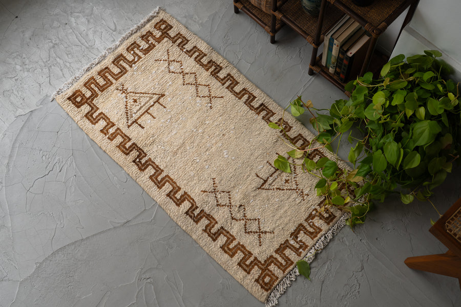 モロッコ産　1980年代　ヴィンテージラグ　モロッカンラグ　ホワイト　白　アイボリー　トライバルラグ　ベルベル族　ブラウン　茶系　リビングサイズ　6畳　8畳　10畳　12畳　ダイニングテーブル　ソファ　テーブル　寝室　スタジオ　和室　ディスプレイ　家具　ヴィンテージ家具　手織り　絨毯　カーペット　amaleh　通販