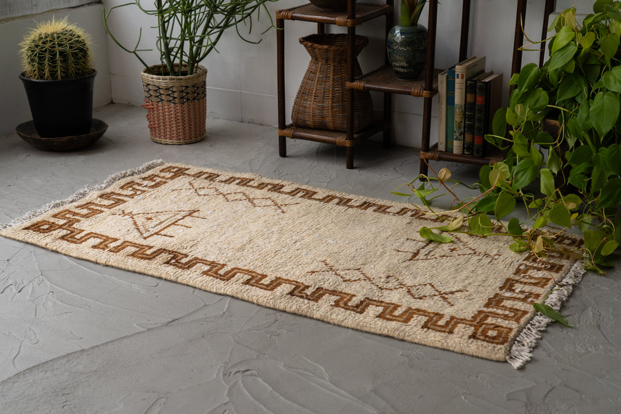 モロッコ産　1980年代　ヴィンテージラグ　モロッカンラグ　ホワイト　白　アイボリー　トライバルラグ　ベルベル族　ブラウン　茶系　リビングサイズ　6畳　8畳　10畳　12畳　ダイニングテーブル　ソファ　テーブル　寝室　スタジオ　和室　ディスプレイ　家具　ヴィンテージ家具　手織り　絨毯　カーペット　amaleh　通販