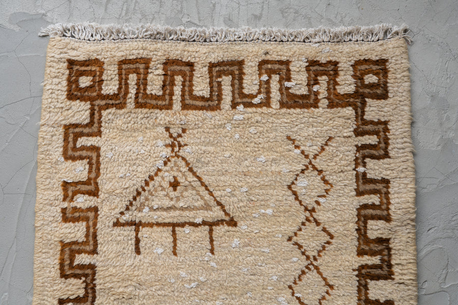 モロッコ産　1980年代　ヴィンテージラグ　モロッカンラグ　ホワイト　白　アイボリー　トライバルラグ　ベルベル族　ブラウン　茶系　リビングサイズ　6畳　8畳　10畳　12畳　ダイニングテーブル　ソファ　テーブル　寝室　スタジオ　和室　ディスプレイ　家具　ヴィンテージ家具　手織り　絨毯　カーペット　amaleh　通販