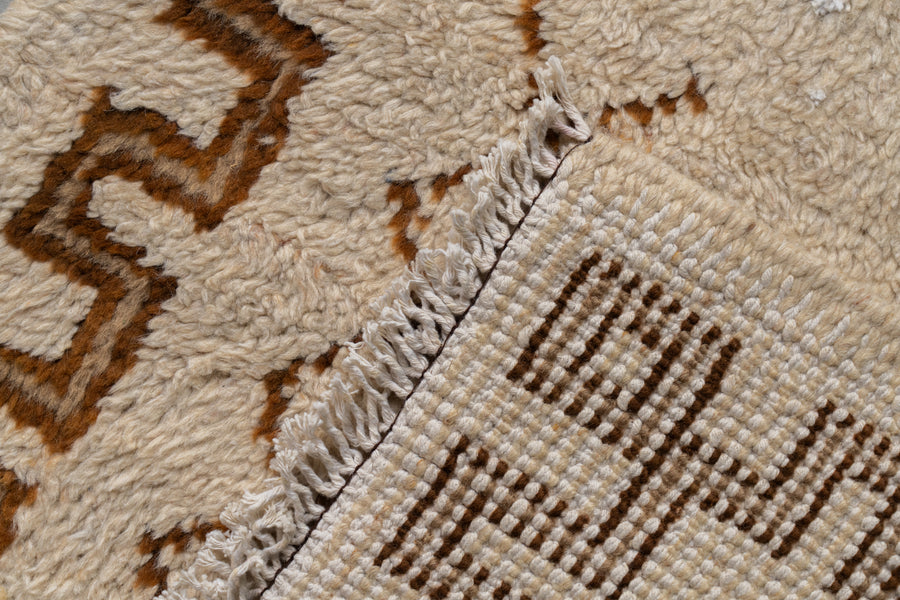 モロッコ産　1980年代　ヴィンテージラグ　モロッカンラグ　ホワイト　白　アイボリー　トライバルラグ　ベルベル族　ブラウン　茶系　リビングサイズ　6畳　8畳　10畳　12畳　ダイニングテーブル　ソファ　テーブル　寝室　スタジオ　和室　ディスプレイ　家具　ヴィンテージ家具　手織り　絨毯　カーペット　amaleh　通販