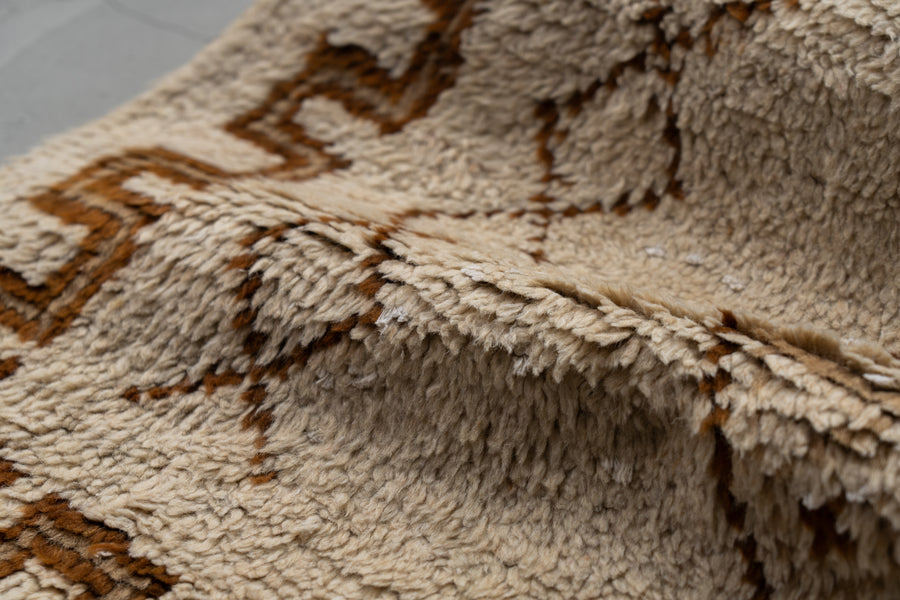 モロッコ産　1980年代　ヴィンテージラグ　モロッカンラグ　ホワイト　白　アイボリー　トライバルラグ　ベルベル族　ブラウン　茶系　リビングサイズ　6畳　8畳　10畳　12畳　ダイニングテーブル　ソファ　テーブル　寝室　スタジオ　和室　ディスプレイ　家具　ヴィンテージ家具　手織り　絨毯　カーペット　amaleh　通販