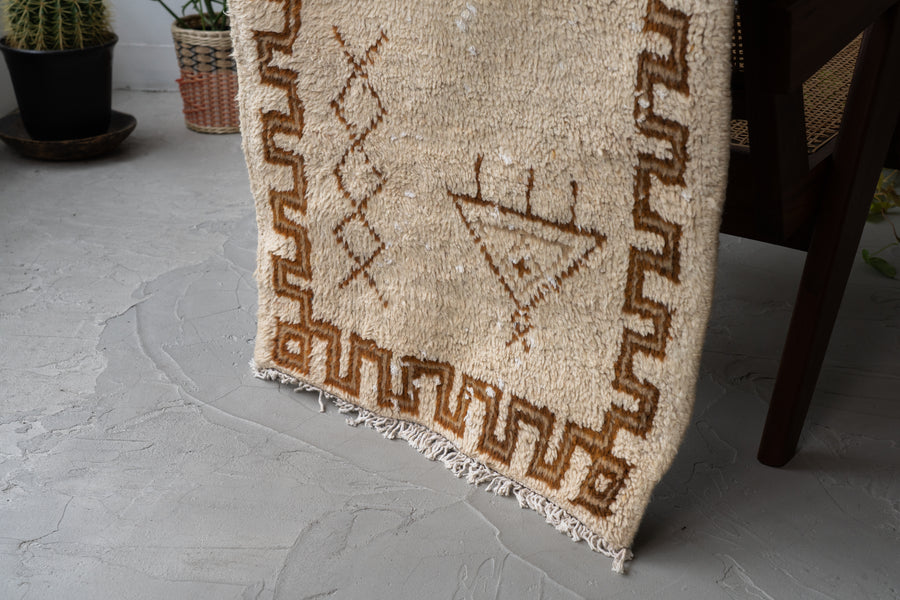 モロッコ産　1980年代　ヴィンテージラグ　モロッカンラグ　ホワイト　白　アイボリー　トライバルラグ　ベルベル族　ブラウン　茶系　リビングサイズ　6畳　8畳　10畳　12畳　ダイニングテーブル　ソファ　テーブル　寝室　スタジオ　和室　ディスプレイ　家具　ヴィンテージ家具　手織り　絨毯　カーペット　amaleh　通販