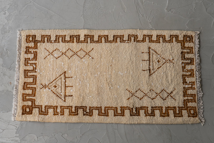 モロッコ産　1980年代　ヴィンテージラグ　モロッカンラグ　ホワイト　白　アイボリー　トライバルラグ　ベルベル族　ブラウン　茶系　リビングサイズ　6畳　8畳　10畳　12畳　ダイニングテーブル　ソファ　テーブル　寝室　スタジオ　和室　ディスプレイ　家具　ヴィンテージ家具　手織り　絨毯　カーペット　amaleh　通販