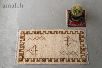 モロッコ産　1980年代　ヴィンテージラグ　モロッカンラグ　ホワイト　白　アイボリー　トライバルラグ　ベルベル族　ブラウン　茶系　リビングサイズ　6畳　8畳　10畳　12畳　ダイニングテーブル　ソファ　テーブル　寝室　スタジオ　和室　ディスプレイ　家具　ヴィンテージ家具　手織り　絨毯　カーペット　amaleh　通販