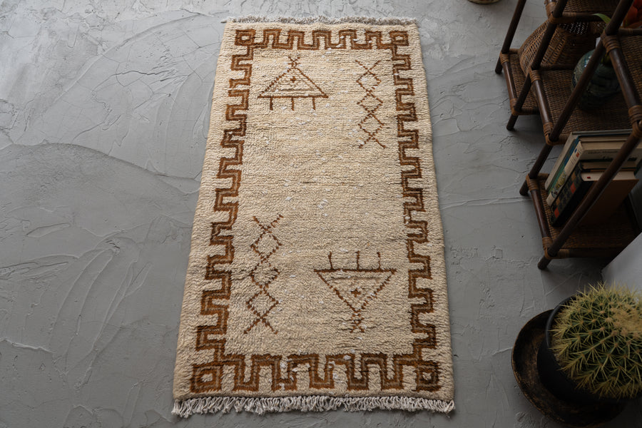 モロッコ産　1980年代　ヴィンテージラグ　モロッカンラグ　ホワイト　白　アイボリー　トライバルラグ　ベルベル族　ブラウン　茶系　リビングサイズ　6畳　8畳　10畳　12畳　ダイニングテーブル　ソファ　テーブル　寝室　スタジオ　和室　ディスプレイ　家具　ヴィンテージ家具　手織り　絨毯　カーペット　amaleh　通販