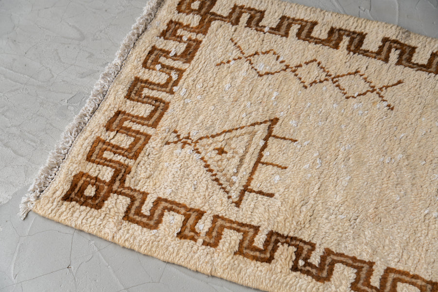 モロッコ産　1980年代　ヴィンテージラグ　モロッカンラグ　ホワイト　白　アイボリー　トライバルラグ　ベルベル族　ブラウン　茶系　リビングサイズ　6畳　8畳　10畳　12畳　ダイニングテーブル　ソファ　テーブル　寝室　スタジオ　和室　ディスプレイ　家具　ヴィンテージ家具　手織り　絨毯　カーペット　amaleh　通販