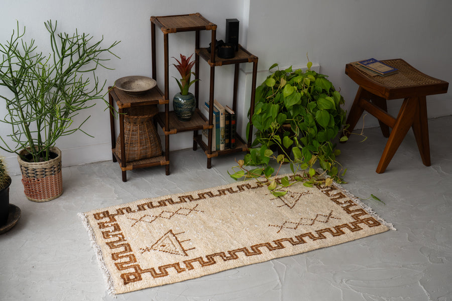 モロッコ産　1980年代　ヴィンテージラグ　モロッカンラグ　ホワイト　白　アイボリー　トライバルラグ　ベルベル族　ブラウン　茶系　リビングサイズ　6畳　8畳　10畳　12畳　ダイニングテーブル　ソファ　テーブル　寝室　スタジオ　和室　ディスプレイ　家具　ヴィンテージ家具　手織り　絨毯　カーペット　amaleh　通販