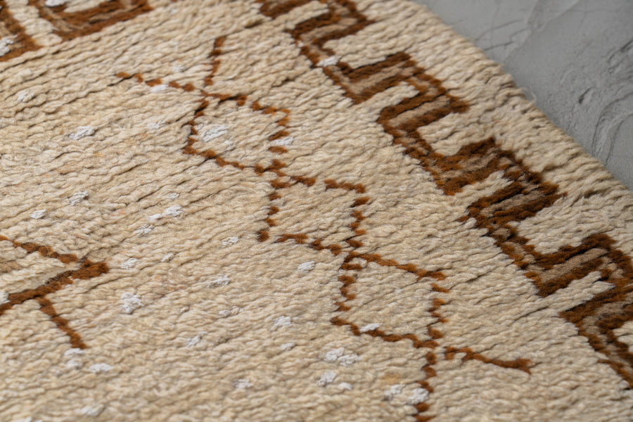 モロッコ産　1980年代　ヴィンテージラグ　モロッカンラグ　ホワイト　白　アイボリー　トライバルラグ　ベルベル族　ブラウン　茶系　リビングサイズ　6畳　8畳　10畳　12畳　ダイニングテーブル　ソファ　テーブル　寝室　スタジオ　和室　ディスプレイ　家具　ヴィンテージ家具　手織り　絨毯　カーペット　amaleh　通販