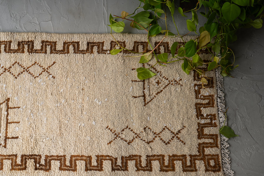 モロッコ産　1980年代　ヴィンテージラグ　モロッカンラグ　ホワイト　白　アイボリー　トライバルラグ　ベルベル族　ブラウン　茶系　リビングサイズ　6畳　8畳　10畳　12畳　ダイニングテーブル　ソファ　テーブル　寝室　スタジオ　和室　ディスプレイ　家具　ヴィンテージ家具　手織り　絨毯　カーペット　amaleh　通販