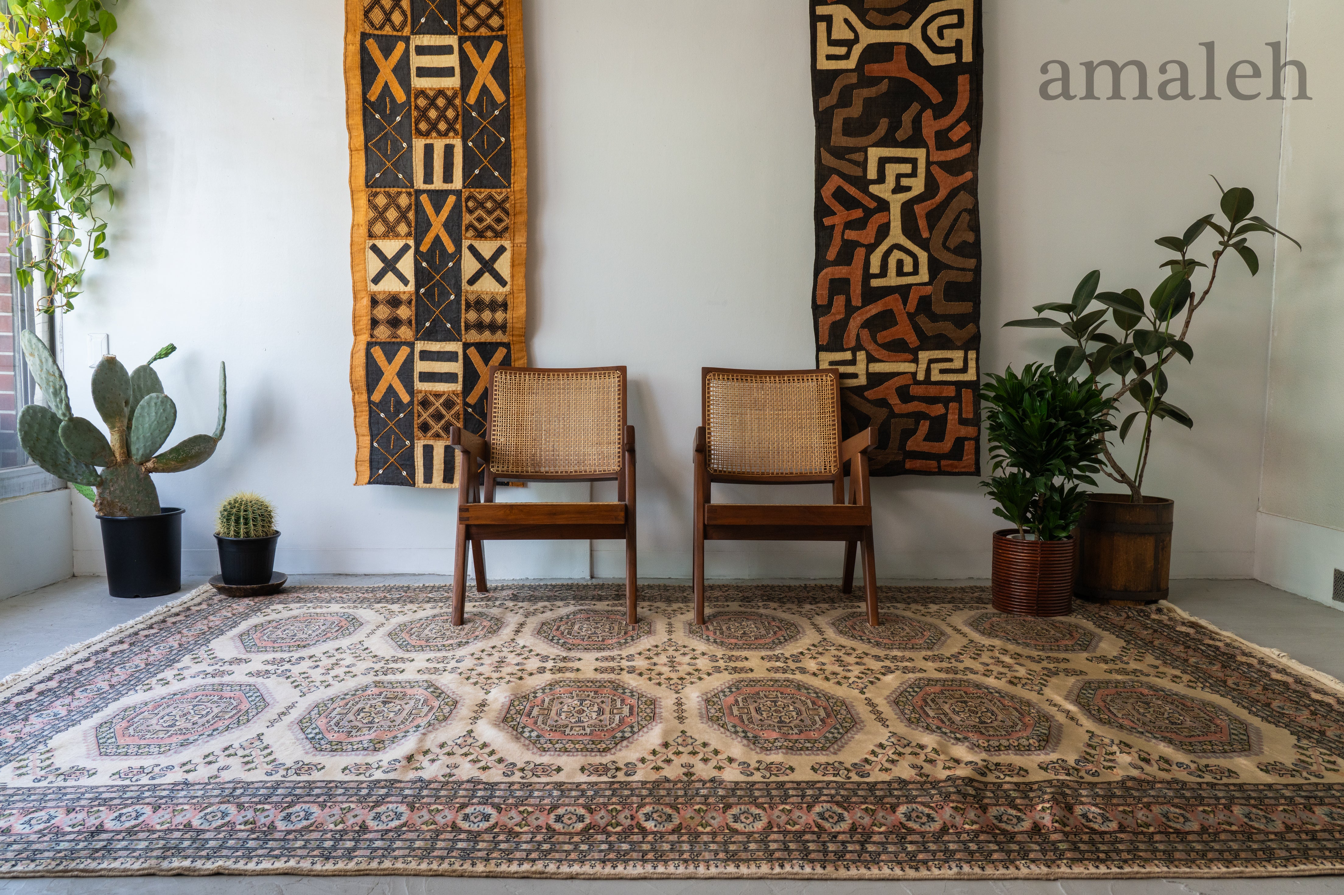 EXTRA LARGE SIZEのヴィンテージラグ・トライバルラグ・手織りの絨毯