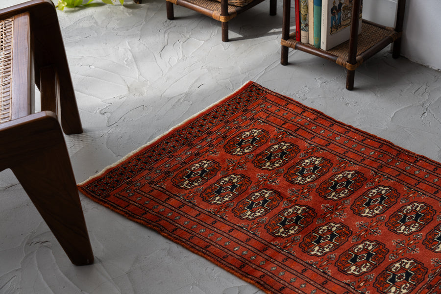 パキスタン産　1980年代　ヴィンテージラグ　パキスタンラグ　ブハラデザイン　オレンジ　玄関マット　玄関　キッチンマット　ベッドサイド　家具　手織り　絨毯　カーペット　ヴィンテージラグ専門店　amaleh　通販