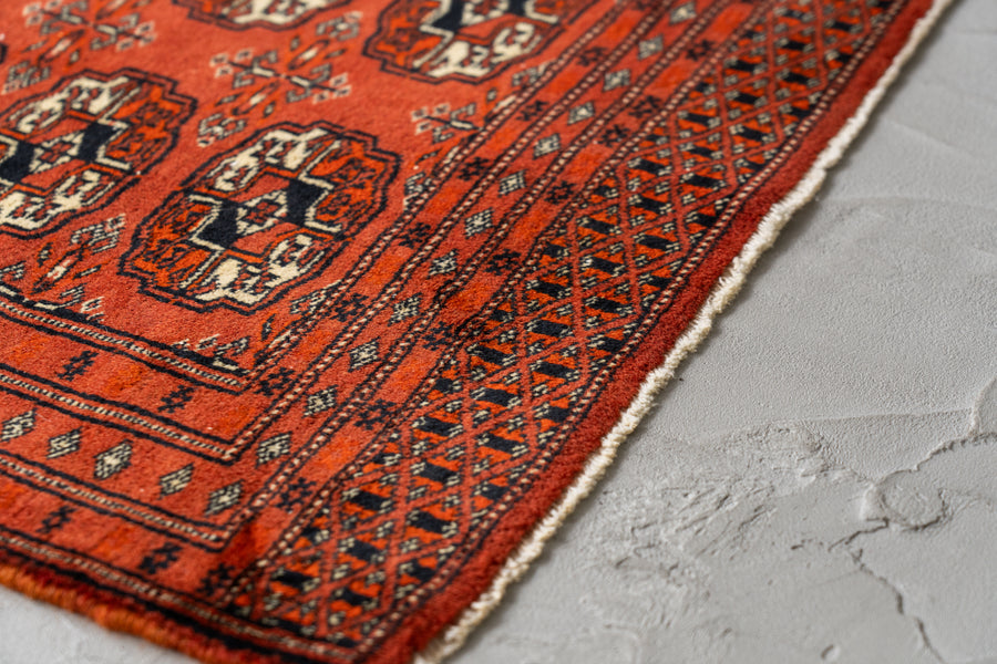 パキスタン産　1980年代　ヴィンテージラグ　パキスタンラグ　ブハラデザイン　オレンジ　玄関マット　玄関　キッチンマット　ベッドサイド　家具　手織り　絨毯　カーペット　ヴィンテージラグ専門店　amaleh　通販