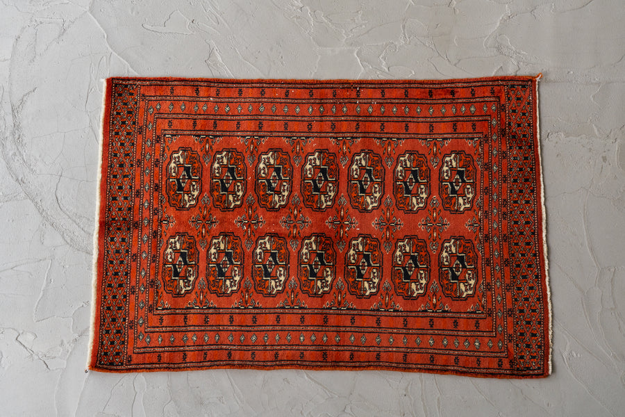 パキスタン産　1980年代　ヴィンテージラグ　パキスタンラグ　ブハラデザイン　オレンジ　玄関マット　玄関　キッチンマット　ベッドサイド　家具　手織り　絨毯　カーペット　ヴィンテージラグ専門店　amaleh　通販