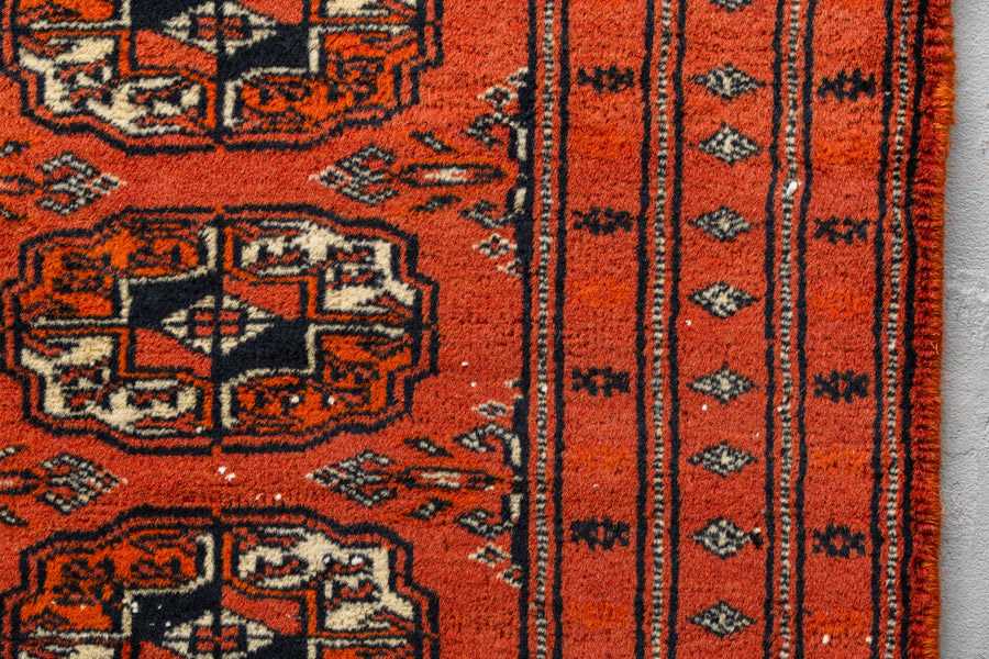 パキスタン産　1980年代　ヴィンテージラグ　パキスタンラグ　ブハラデザイン　オレンジ　玄関マット　玄関　キッチンマット　ベッドサイド　家具　手織り　絨毯　カーペット　ヴィンテージラグ専門店　amaleh　通販