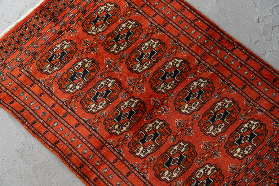パキスタン産　1980年代　ヴィンテージラグ　パキスタンラグ　ブハラデザイン　オレンジ　玄関マット　玄関　キッチンマット　ベッドサイド　家具　手織り　絨毯　カーペット　ヴィンテージラグ専門店　amaleh　通販