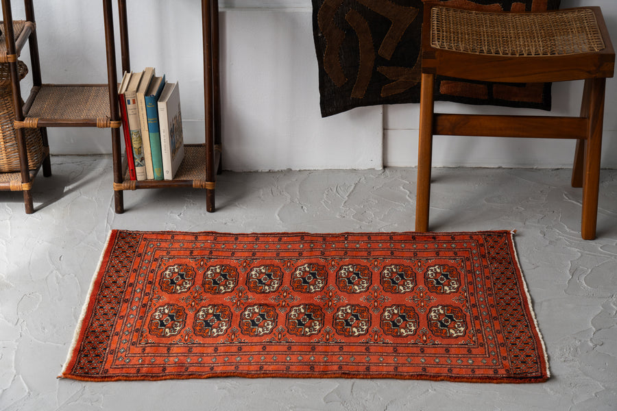 パキスタン産　1980年代　ヴィンテージラグ　パキスタンラグ　ブハラデザイン　オレンジ　玄関マット　玄関　キッチンマット　ベッドサイド　家具　手織り　絨毯　カーペット　ヴィンテージラグ専門店　amaleh　通販