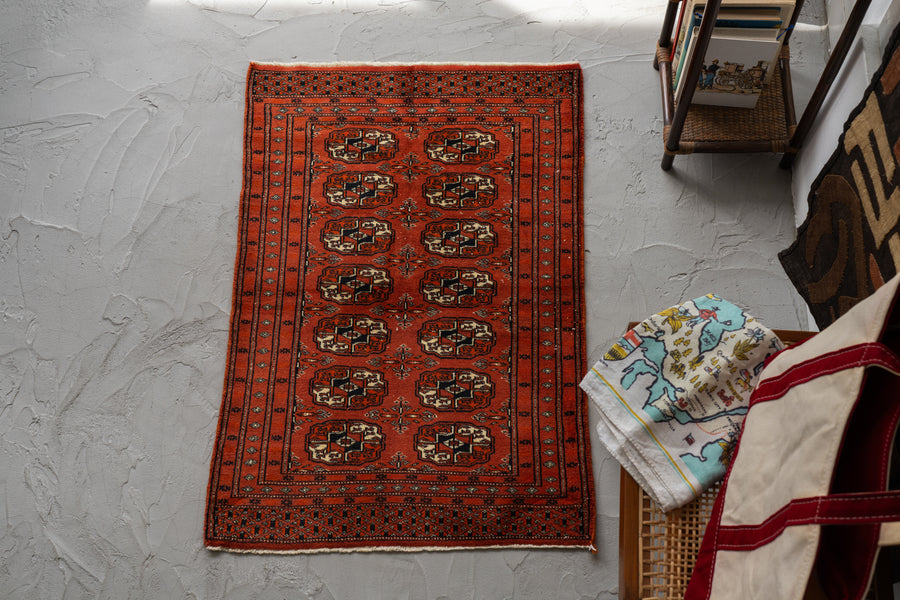 パキスタン産　1980年代　ヴィンテージラグ　パキスタンラグ　ブハラデザイン　オレンジ　玄関マット　玄関　キッチンマット　ベッドサイド　家具　手織り　絨毯　カーペット　ヴィンテージラグ専門店　amaleh　通販