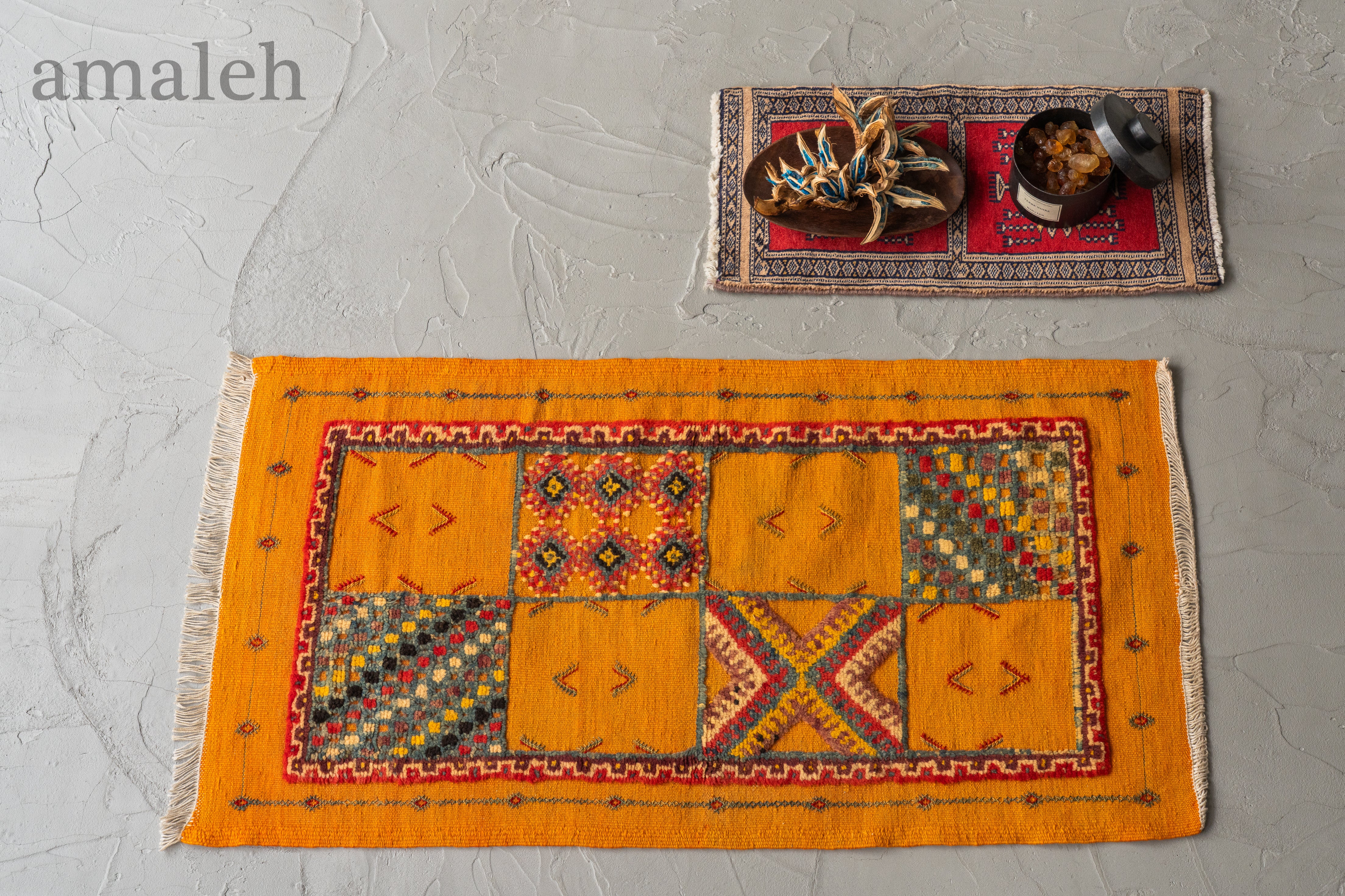 SMALL SIZEのヴィンテージラグ・トライバルラグ・手織りの絨毯