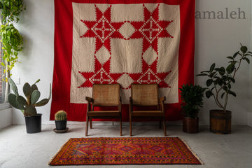 アフガニスタン産　1980年代　トライバルラグ　ヴィンテージラグ　バルーチ族　バルーチラグ　ミフラーブ　イーブルアイ　サソリ柄　魔除け　オレンジ　ネイビー　リビングサイズ　6畳　8畳　10畳　12畳　ダイニングテーブル　ソファ　テーブル　寝室　スタジオ　和室　ディスプレイ　家具　ヴィンテージ家具　手織り　絨毯　カーペット　amaleh　通販