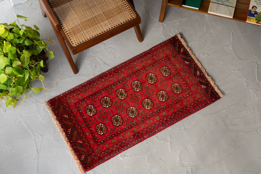 アフガニスタン産　1980年代　トライバルラグ　トルクメン族　トルクメンラグ　赤い絨毯　ギュル　アニマルヘッド　羊の角　縁起物　リビングサイズ　6畳　8畳　10畳　12畳　ダイニングテーブル　ソファ　テーブル　寝室　スタジオ　和室　ディスプレイ　家具　ヴィンテージ家具　手織り　絨毯　カーペット　amaleh　通販