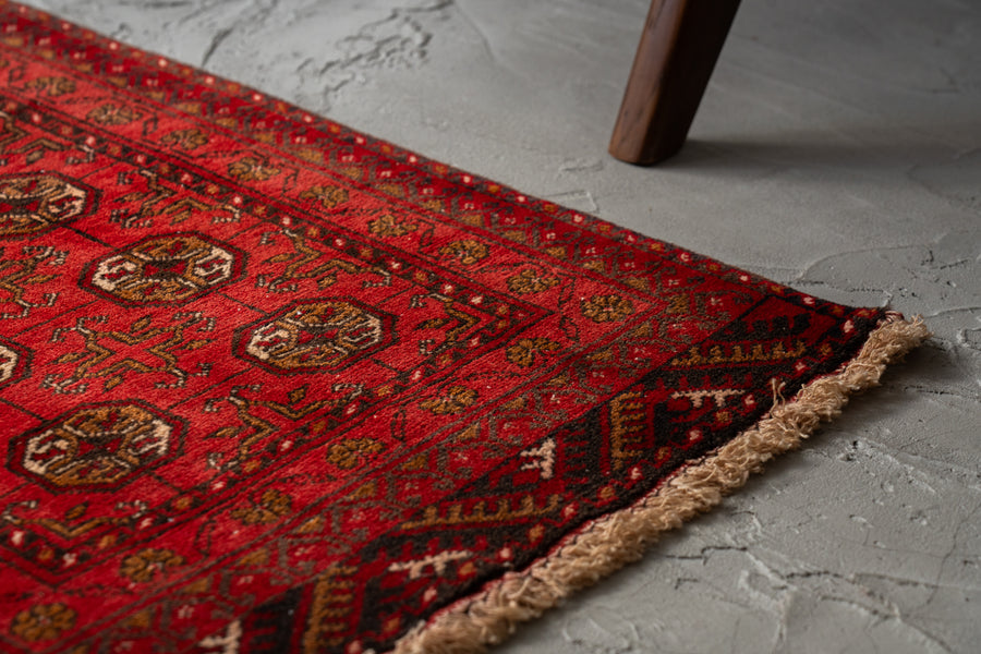 アフガニスタン産　1980年代　トライバルラグ　トルクメン族　トルクメンラグ　赤い絨毯　ギュル　アニマルヘッド　羊の角　縁起物　リビングサイズ　6畳　8畳　10畳　12畳　ダイニングテーブル　ソファ　テーブル　寝室　スタジオ　和室　ディスプレイ　家具　ヴィンテージ家具　手織り　絨毯　カーペット　amaleh　通販