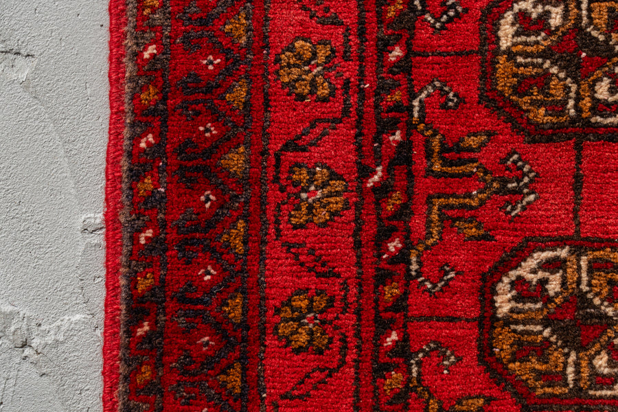 アフガニスタン産　1980年代　トライバルラグ　トルクメン族　トルクメンラグ　赤い絨毯　ギュル　アニマルヘッド　羊の角　縁起物　リビングサイズ　6畳　8畳　10畳　12畳　ダイニングテーブル　ソファ　テーブル　寝室　スタジオ　和室　ディスプレイ　家具　ヴィンテージ家具　手織り　絨毯　カーペット　amaleh　通販